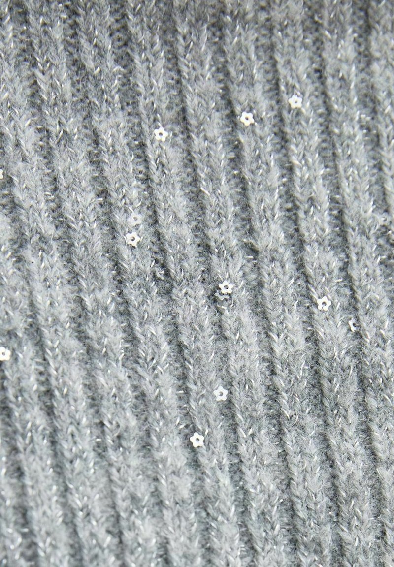 Tessuto grigio lavorato a maglia con una texture a coste. Piccole decorazioni floreali bianche e dettagli luccicanti aggiungono interesse visivo alla superficie.