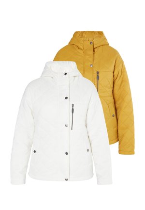 Deux vestes matelassées à capuche, une blanche et une jaune moutarde, chacune avec des boutons à l'avant et une poche poitrine zippée.