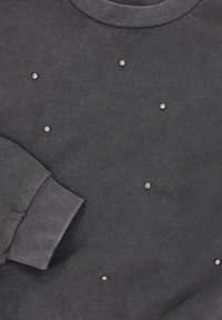Donkergrijze sweatshirt met een ronde hals, voorzien van verspreide, ronde strasstenen en geribde manchetten. Zachte katoenstructuur.