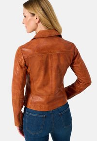 Braune Lederjacke mit taillierter Passform, ausgestattet mit einem Reverskragen und Reißverschlussärmeln. Glatte Textur mit subtilen Variationen.