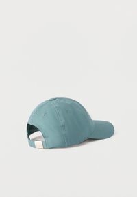 Φωτεινό γαλάζιο καπέλο του μπέιζμπολ με ρυθμιζόμενο μεταλλικό λουράκι, εμφανιζόμενο από πίσω σε απλό λευκό φόντο.