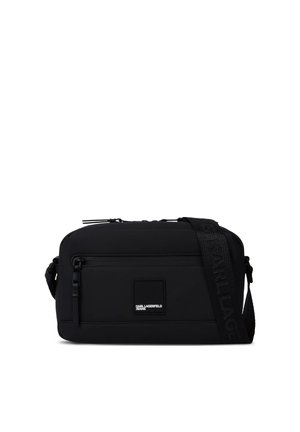 Sac bandoulière rectangulaire noir avec poche avant zippée et sangle réglable embossée du nom de la marque.