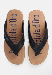 Marina flip-flops med svarta gummiband, strukturerad ovandel och brun vadderad sula med "Pantofola d'Oro" i fet stil.