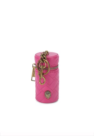 Sac cylindrique en cuir matelassé rose avec fermeture éclair dorée et quincaillerie de porte-clés. Présente un emblème décoratif doré à l'avant.