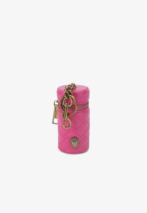 Borsa cilindrica in pelle trapuntata rosa con cerniera dorata e accessori per portachiavi. Presenta un emblema decorativo dorato sul davanti.
