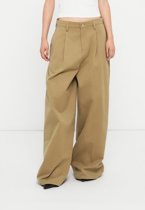 PLEATED WIDE TROUSER - Pantalon classique - sand storm
