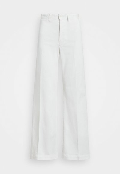 Széles lábú, fehér farmernadrág, magas derékkal, gombos záródással és rejtett sliccel. Simább textúra, látható minták nélkül.