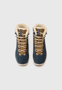 Winterlaarzen met marineblauw suede en bruin gaas, een nepbont voering en lichtbruine veters met een gevoerde zool voor comfort.