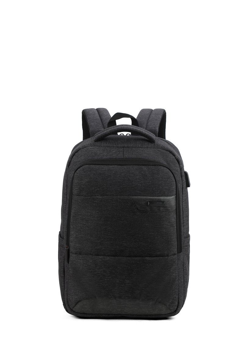 Zaino in tessuto nero con spallacci imbottiti, maniglia superiore e numerosi scomparti con zip. Presenta un design texturizzato e accenti sottili.