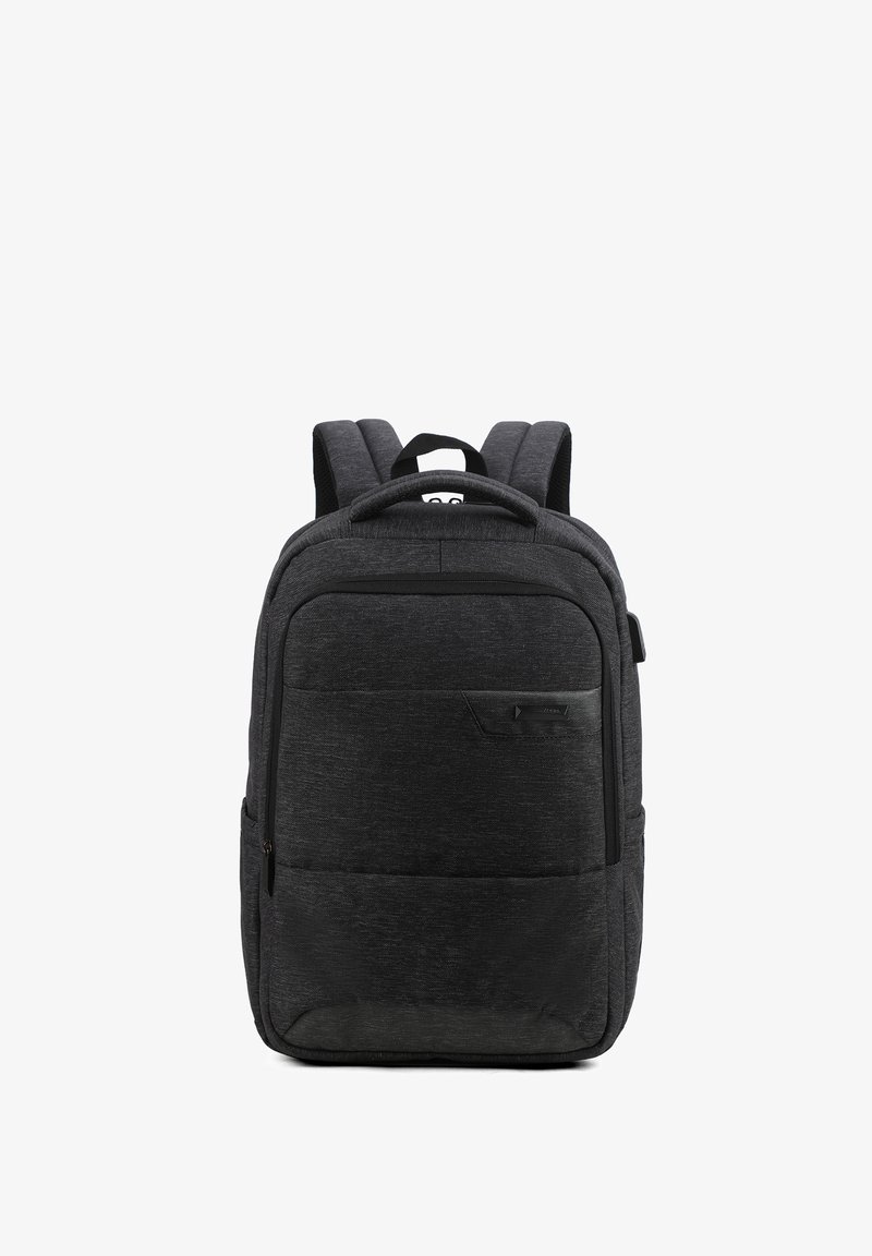 Zaino in tessuto nero con spallacci imbottiti, maniglia superiore e numerosi scomparti con zip. Presenta un design texturizzato e accenti sottili.