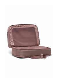 Sac de voyage mauve avec une texture lisse, de forme rectangulaire, fermeture éclair, et une poche en filet sur le rabat intérieur pour l'organisation.