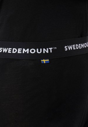 Musta joustava vyötärönauha, jossa valkoinen "SWEDEMOUNT™"-teksti ja pieni Ruotsin lipun merkki mustalla kangas taustalla.