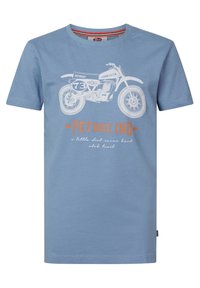 Camiseta de algodón azul claro con mangas cortas. Presenta un gráfico de motocicleta blanca y texto en naranja, incluyendo "PETROL IND" y frases adicionales.