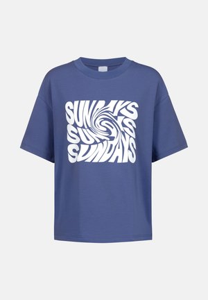 Blauwe katoenen t-shirt met een losse pasvorm, voorzien van een witte draaiende grafische tekstontwerp met de tekst "SUNDAYS." Korte mouwen en ronde hals.