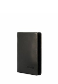 Czarny portfel ze skóry o gładkiej fakturze, prostokątnym kształcie i wytłoczonym logo na przedniej stronie. Minimalistyczny design bez dodatkowych ozdób.