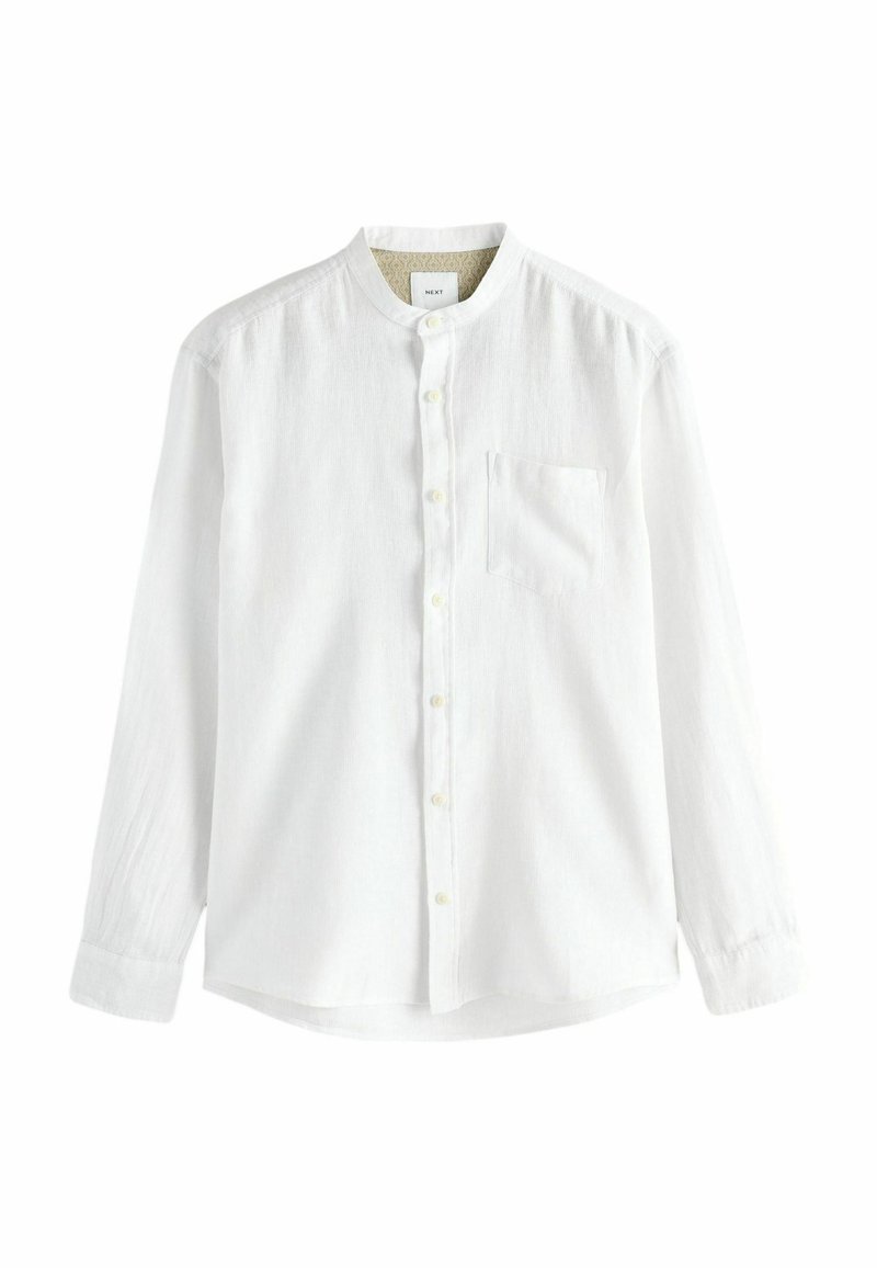 Witte lange mouwen shirt met een staande kraag, voorzien van een enkele borstzak en een knoopsluiting aan de voorkant. Gemaakt van lichtgewicht stof met een gestructureerde afwerking.