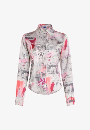 Pika kinnise kaelusega hallide toonide pikkade varrukatega nööbiga särk, millel on abstraktsed roosa ja punase värvi kuma mustrid. Särgil on nööbiga esiosak ja kantud varrukad.