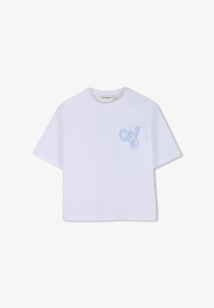 Witte katoenen t-shirt met korte mouwen, met een lichtblauwe grafische tekst "GO!" op de linkerborst, ronde hals en een relaxte pasvorm.