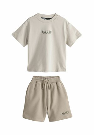 Beiges Kurzarm-T-Shirt und passendes Shorts-Set mit Kordelzug, jeweils mit dem schwarzen "Baker by Ted Baker"-Logo auf beiden Teilen.