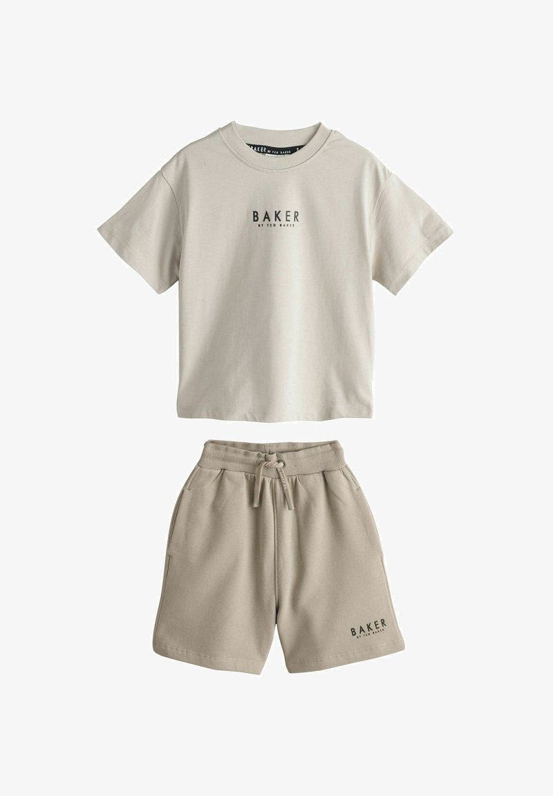 Ensemble composé d'un t-shirt beige à manches courtes et d'un short à cordon assorti, portant le logo "Baker by Ted Baker" en noir sur les deux pièces.