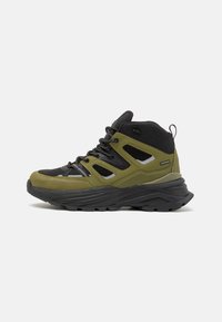 Bottes de randonnée montantes en vert olive et noir, avec un dessus texturé, un système de laçage et une semelle noire épaisse et robuste.