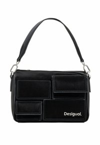 Czarna torebka wykonana z miękkiej skóry z wieloma kieszeniami, srebrnym okuciem i kontrastowym szwem. Z przodu znajduje się logo.