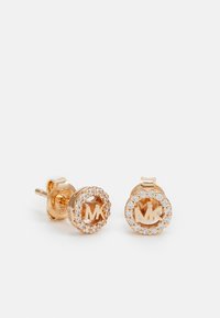 Boucles d'oreilles puces en or rose avec un design circulaire orné de cristaux transparents et d'un logo « MK » gravé au centre.