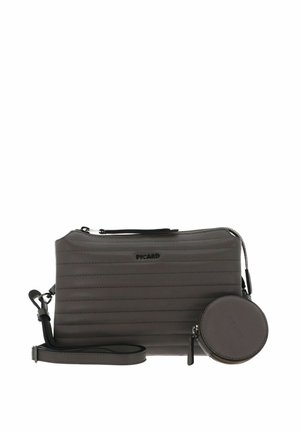 Pochette grise avec texture côtelée diagonale, dotée d'une petite bourse ronde amovible, d'une bandoulière réglable et d'un logo embossé.