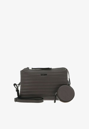 Pochette grise avec texture côtelée diagonale, dotée d'une petite bourse ronde amovible, d'une bandoulière réglable et d'un logo embossé.