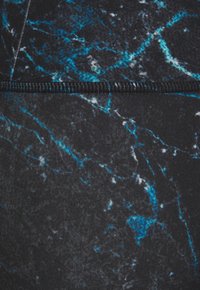 Schwarzer Sportstoff mit blauem und weißem Marmormuster. Verfügt über eine glatte Textur und dezente Nähte entlang der Naht, die die Haltbarkeit verbessern.