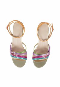 Sandali con tacco multicolori con cinturini metallici in rosa, viola, verde e blu. Design open-toe con cinturini alla caviglia e accenti dorati.