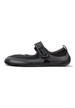Schwarzer und dunkelgrauer Wasserschuh mit Gummisohle und verstellbarem Riemen mit der Aufschrift "Camper" oben.