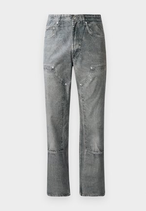 Jean en denim gris à coupe droite, avec poches avant, coutures visibles et finition décolorée. Le matériau a une texture lisse.