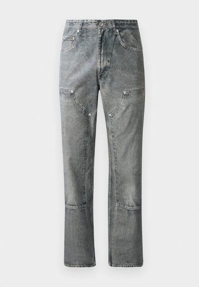 Grå denimjeans med rett snitt, med frontlommer, synlige sømmer og en falmet finish. Materialet har en glatt tekstur.