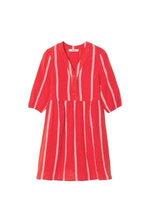 Robe rouge longueur genou avec des rayures verticales rose clair, manches trois-quarts, col en V et fermeture boutonnée à l'avant.