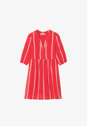 Robe rouge longueur genou avec des rayures verticales rose clair, manches trois-quarts, col en V et fermeture boutonnée à l'avant.