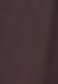 Strukturiertes dunkelbraunes Gewebe mit glatten Bereichen und subtilen Wellen, das eine weiche, einheitliche Oberfläche ohne deutliche Muster oder Akzente zeigt.