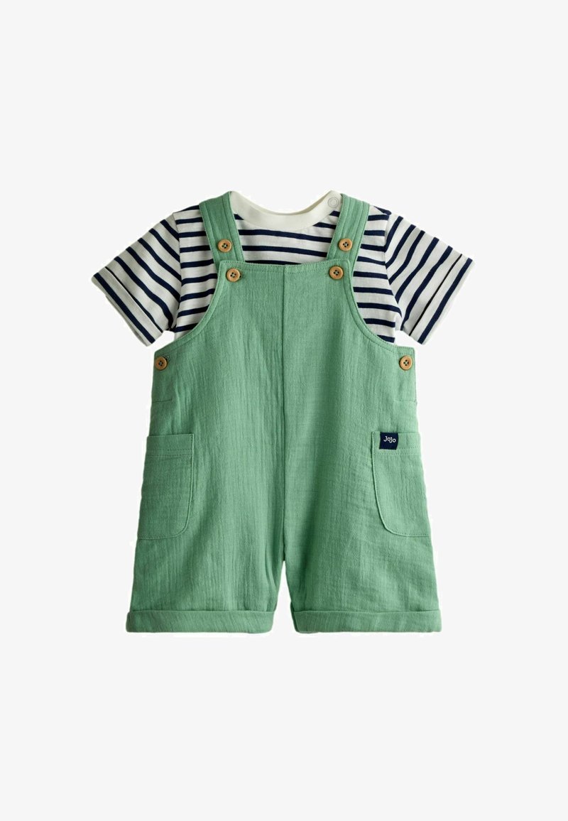 Zöld pamut rövid kantáros nadrág zsebekkel és fa gombokkal, fehér és tengerészkék csíkos rövid ujjú ingre rétegezve, totyogóknak.