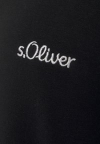 Schwarzer Stoff mit glatter Textur, versehen mit dem weißen, gestickten "s.Oliver"-Logo, das leicht versetzt ist. Keine weiteren Muster oder Details.
