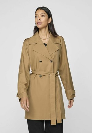 Trench coat doble faz en color marrón con cinturón en la cintura, hombreras y puños abotonados; diseño estructurado con textura de tela suave.