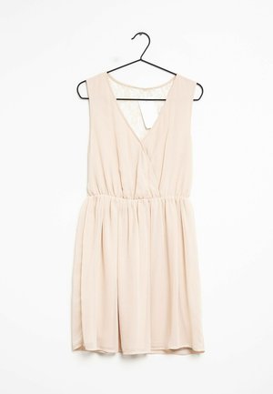 Robe sans manches de couleur rose clair avec un décolleté en V, taille élastique et jupe fluide ; présente un détail en dentelle près du décolleté au dos.