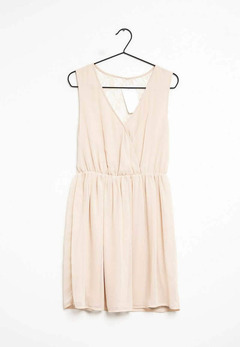 Světle růžové bezramínkové šaty s v-dekoltem, elastickým pasem a splývavou sukní; mají krajkový detail u zadního výstřihu.