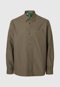 Brązowa długa koszula w kratę z kołnierzykiem zapinanym na guziki, z kieszenią na piersi i brązowymi guzikami. Wykonana z lekkiego materiału.