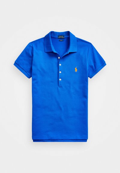 Blå polo skjorta i bomull, med krage, korta ärmar, knäppning med tre knappar och en liten orange broderad logotyp.
