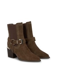 Bruine suède enkelbootes met een spitse teen, elastische zijpanelen, metalen studs, een riemdetail en een blokhak.