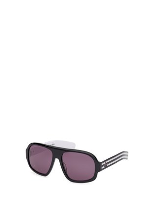 Schwarze Sonnenbrille mit übergroßen rechteckigen Rahmen, lila Gläsern und drei weißen Streifen an jedem Seitenbügel. Minimalistisches Design mit glatter Oberfläche.