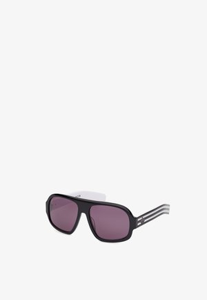 Ochelari de soare negri cu rame dreptunghiulare supradimensionate, lentile violet și trei dungi albe pe fiecare templu. Design minimalist, cu o textură netedă.