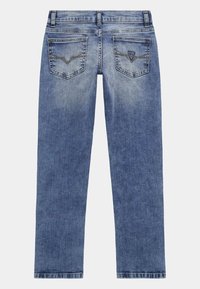 Vaqueros de color azul oscuro con corte recto, que cuentan con dos bolsillos traseros y detalles de costuras sutiles. La tela tiene una apariencia desgastada y texturizada.