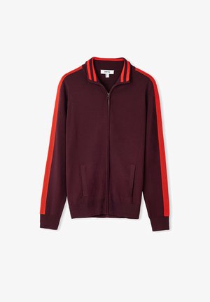 Burgundowa kurtka z zamkiem błyskawicznym, z czerwonymi paskami na kołnierzu i rękawach, z przednimi kieszeniami oraz ściągaczami na mankietach i u dołu.