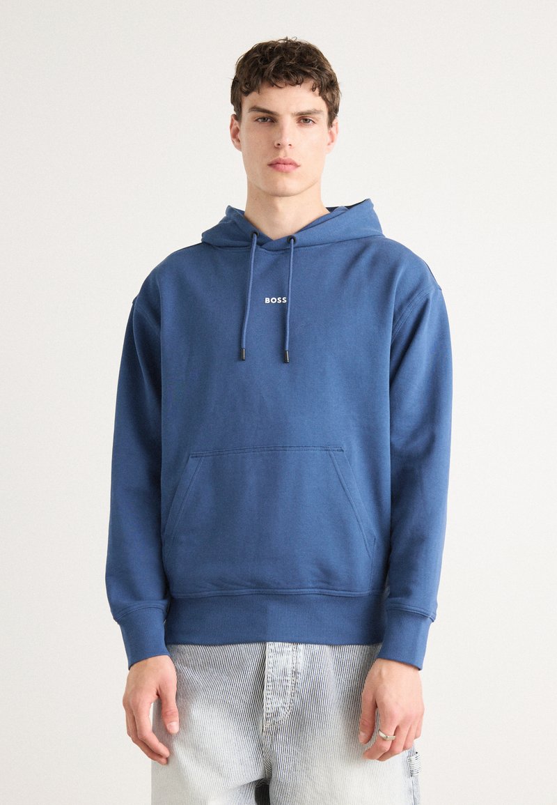 Felpa blu in cotone con tasca a marsupio, cappuccio con cordino e logo "BOSS" bianco sul petto. Polsini e orlo a costine.